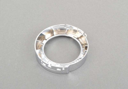 Anello cromatico per BMW E81, E82, E87N, E88, E90N, E91N, E92, E92N, E93, E93N, E84, E71, E89 (OEM 65829353030). BMW originale.
