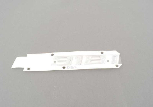 OEM Aufkleber Heckemblem 51148195096 für BMW E46 (- 318i -). Kompatibel mit Modellen mit Schalt- und Automatikgetriebe. Original BMW.