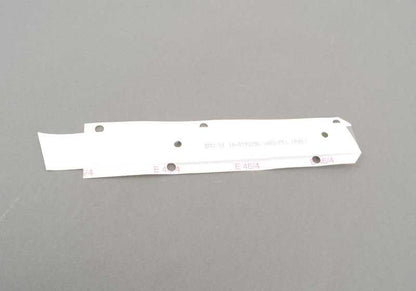 Emblema trasero adhesivo OEM 51148195096 para BMW E46 (- 318i -). Compatible con modelos con cambio manual y automático. Original BMW.
