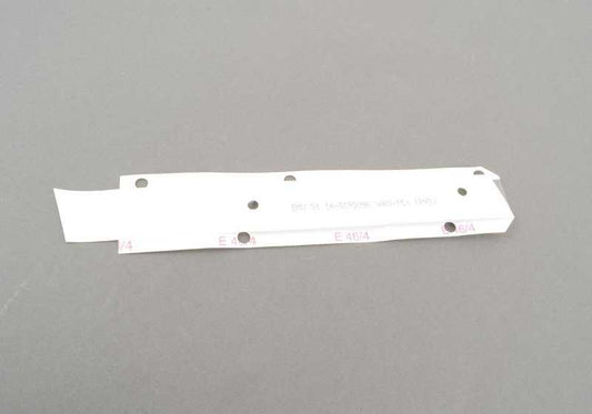 OEM Aufkleber Heckemblem 51148195096 für BMW E46 (- 318i -). Kompatibel mit Modellen mit Schalt- und Automatikgetriebe. Original BMW.