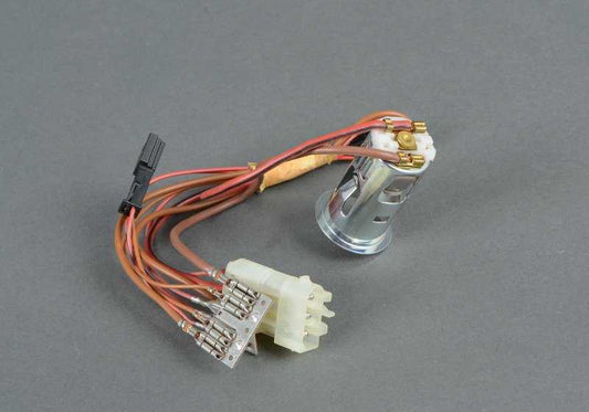 Toma de mechero OEM 61346977678 para BMW Serie 7 E38 (725tds, 728i) con cambio manual o automático. Válido para modelos fabricados entre 1995 y 2001. Original BMW.