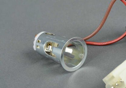 Toma de mechero OEM 61346977678 para BMW Serie 7 E38 (725tds, 728i) con cambio manual o automático. Válido para modelos fabricados entre 1995 y 2001. Original BMW.
