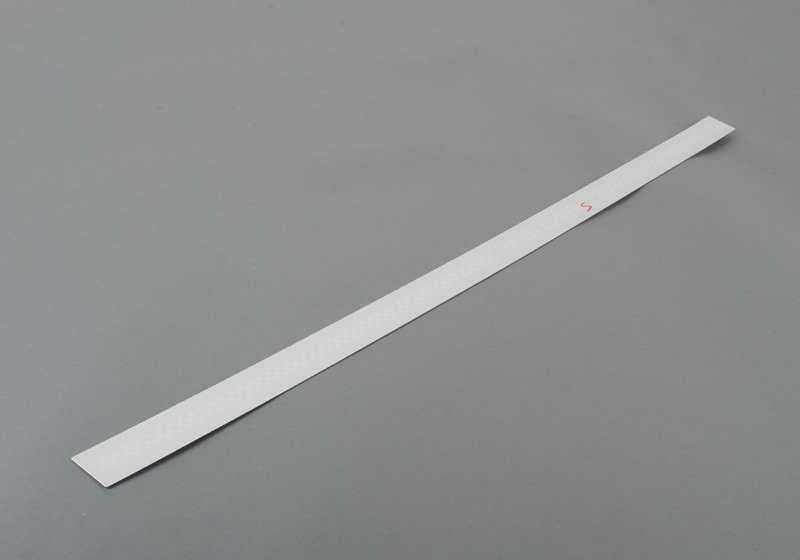 Embellecedor entrada puerta derecha OEM 51477406650 para MINI R55 Cooper S {todos los modelos compatibles}. Pieza original MINI.
