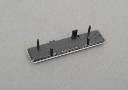 Emblema con base OEM 72127900607 para BMW E46 M3 CSL. Pieza original BMW. Ideal para sustituir el logo delantero o trasero con soporte incluido en tu BMW E46.