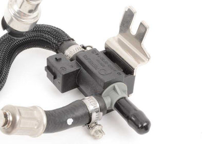 Tubería de combustible OEM 13537556233 para BMW E65, E66. Recambio original BMW.
