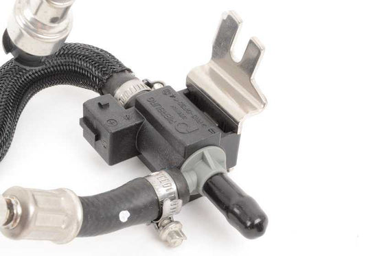 Tubería de combustible OEM 13537556233 para BMW E65, E66. Recambio original BMW.