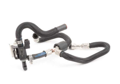 Tubería de combustible OEM 13537556233 para BMW E65, E66. Recambio original BMW.