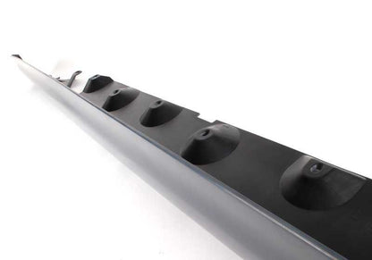 Estribo lateral derecho imprimado para BMW Serie 3 E46 (OEM 51717890012). Original BMW