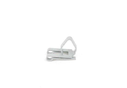 OEM -Fixierungsclip 51451852827 für BMW E30, E28, E23. Stück, das zur Unterstützung des Formteilens verwendet wird. Kompatibel mit allen angegebenen Modellen. Original BMW.