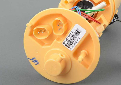 Bomba de combustível com ajuda direita OEM 16117195471 para BMW X5 E70 (3.0D, 3.0SD, XDRIVE30D, XDRIVE40D, XDRIVERM50D). BMW original.