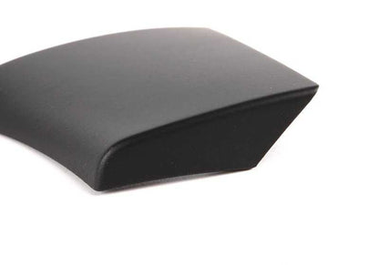 Embellecedor salida cinturón izquierdo negro OEM 51437055415 para BMW Z4 E85 (modelos: 2.0i, 2.2i, 2.5i) del 2002 al 2008. Recambio original BMW.