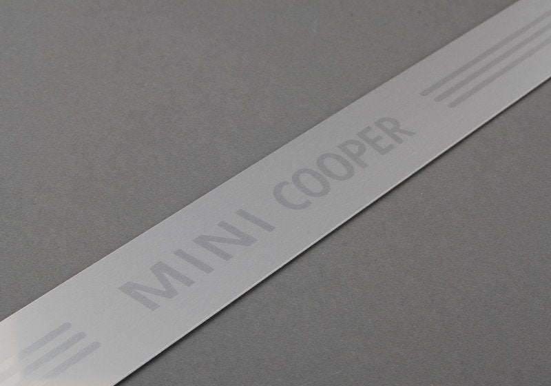 Moldura lateral inferior (paramento de entrada) OEM 51477406647 para MINI R56, R56 LCI, Clubman R55, R55 LCI, Cabrio R57, R57 LCI, Coupé R58, Roadster R59... y más. Original MINI.