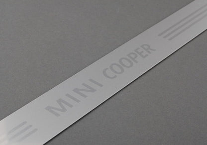 Moldura lateral inferior (paramento de entrada) OEM 51477406647 para MINI R56, R56 LCI, Clubman R55, R55 LCI, Cabrio R57, R57 LCI, Coupé R58, Roadster R59... y más. Original MINI.