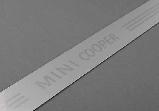 Moldura lateral inferior (paramento de entrada) OEM 51477406647 para MINI R56, R56 LCI, Clubman R55, R55 LCI, Cabrio R57, R57 LCI, Coupé R58, Roadster R59... y más. Original MINI.