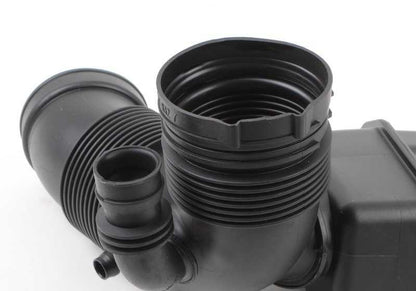 Manguito de admisión de aire OEM 13717521034 para BMW {E60}. Original BMW.