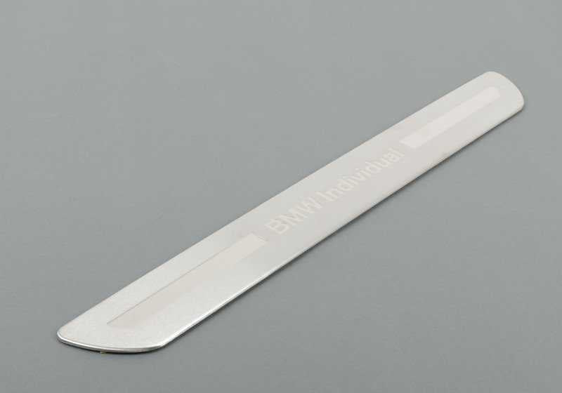 Embellecedor de entrada en acero inoxidable derecho OEM 51478024114 para BMW E52 (Z8). Original BMW.