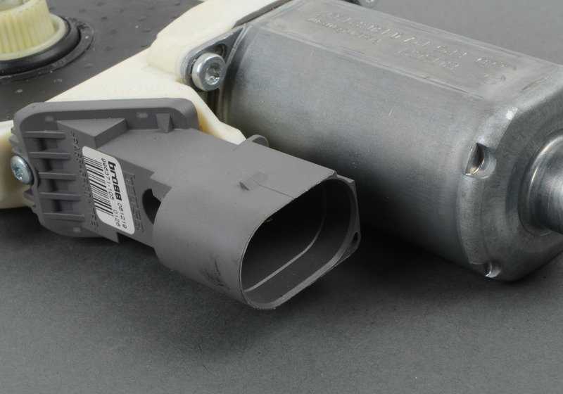 Motor elevalunas delantero izquierdo OEM 67626935927 para BMW E46. Original BMW.