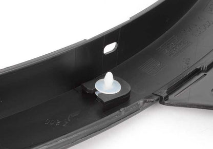Aletín paso de rueda delantero izquierdo OEM 51713401807 para BMW E83. Original BMW.
