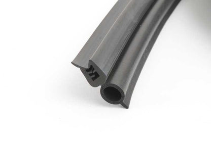 Junta de estanqueidad OEM 51711933992 para BMW E30 y Z1. Compatible con capó delantero en diferentes variantes. Original BMW.