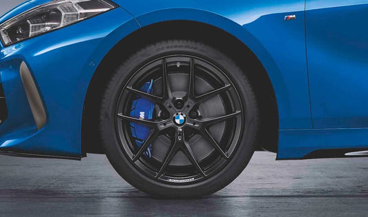 Juego de llantas y neumáticos de invierno M Performance Y-Spoke 554 OEM 10026503B para BMW F40 (116d, 116i, 118d, 118i). Original BMW.