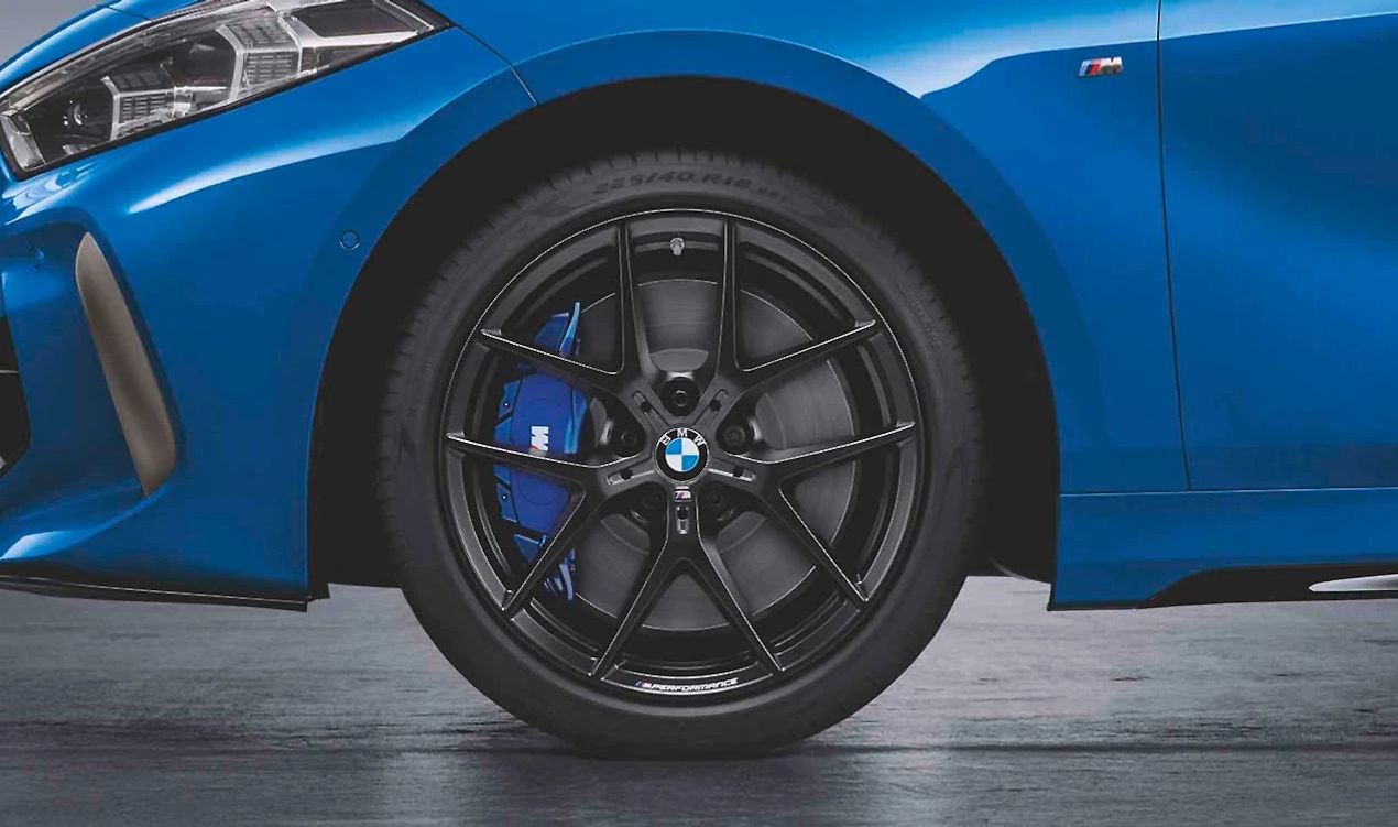 Rueda completa de invierno BMW M Performance 18” Y-Speiche 554 con neumáticos Continental Runflat OEM 36115A92C69 para BMW F40 (116d, 116i, 118d, 118i). Original BMW.