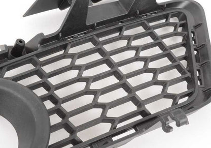 Links vordere Stoßstange OEM 51118054155 für BMW F30, F31, F35, F35N. Originales BMW -Stück, perfekt, um das zerbrochene oder abgenutzte Raster der vorderen Stoßfänger zu ersetzen.