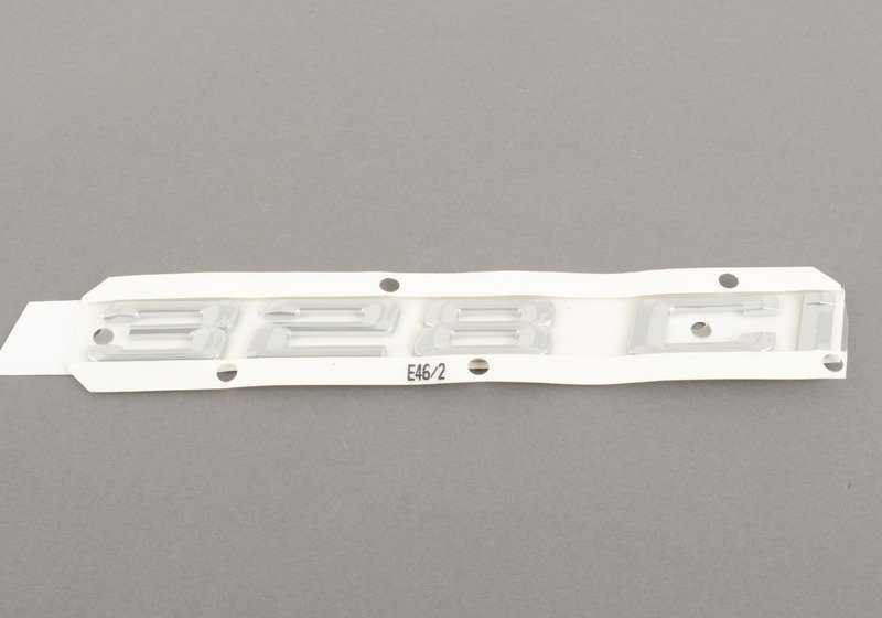 Emblema trasero adhesivo OEM 51148240124 para BMW E46. Original BMW.