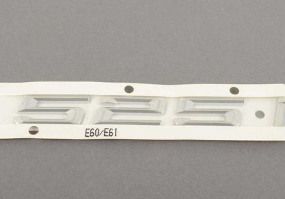 Emblema trasero "525i" OEM 51147039784 para BMW Serie 5 {E60, E60N, E61, E61N}. Original BMW.