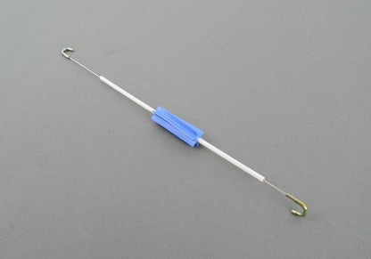 Cable tirador izquierdo OEM 51218117723 para BMW E34. Pieza del sistema de apertura de puerta delantera. Original BMW.