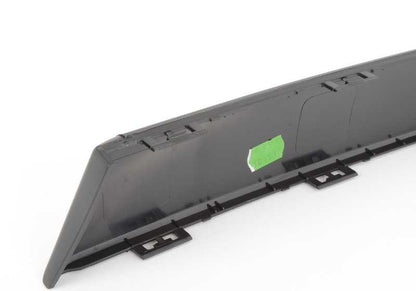 Moldura lateral derecha OEM 51111945908 para BMW E30. Pieza original BMW. Ideal para sustituir la moldura de la parte frontal derecha del paragolpes en modelos Serie 3 clásicos.