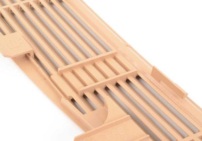 Rejilla de ventilación izquierda del compartimento OEM 51468204359 para BMW E39. Color beige arena. Pieza original BMW.