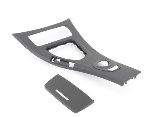 Embellecedor frontal consola central OEM 51167898850 para BMW E90 M3, E92 M3. Compatible solo con versiones con cambio manual y tracción trasera. Original BMW.