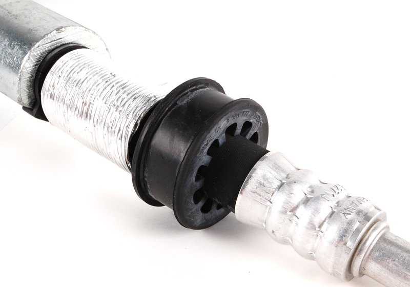 Tubo de aspiración del evaporador al compresor OEM 64538371321 para BMW E39 535i y 540i. Conecta el A/C correctamente. Original BMW.