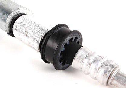 Tubo de aspiración del evaporador al compresor OEM 64538371321 para BMW E39 535i y 540i. Conecta el A/C correctamente. Original BMW.