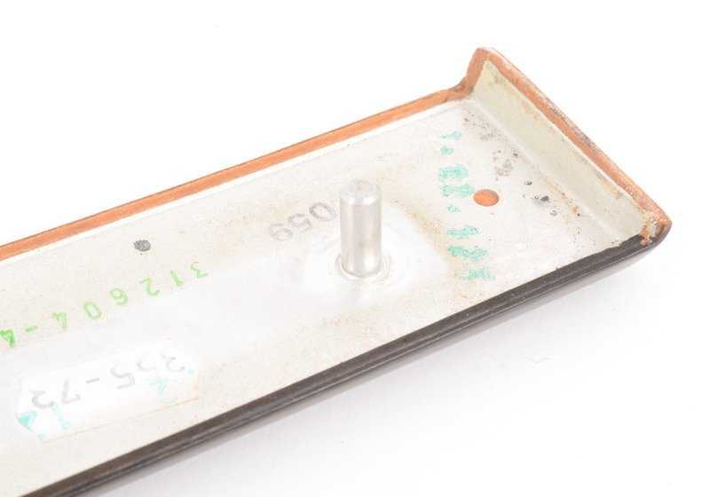 Moulage en bois pour le tableau de bord gauche OEM 51458211427 pour la série BMW 5 E39. Finition en noyer (Nussbaum). BMW d'origine.