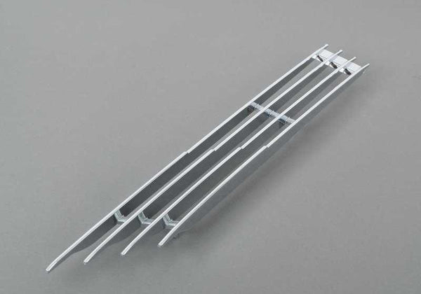 Rejilla decorativa izquierda cromada OEM 51131827283 para BMW E30. Original BMW.