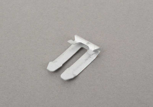 Clip de sujeción OEM 51258176479 para BMW E36 {318i, 318is, 320i}. Pieza original BMW. Ideal para fijaciones del sistema de capota eléctrica u otras sujeciones en carrocería.