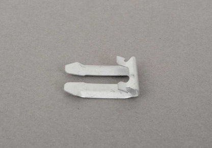 Clip de sujeción OEM 51258176479 para BMW E36 {318i, 318is, 320i}. Pieza original BMW. Ideal para fijaciones del sistema de capota eléctrica u otras sujeciones en carrocería.