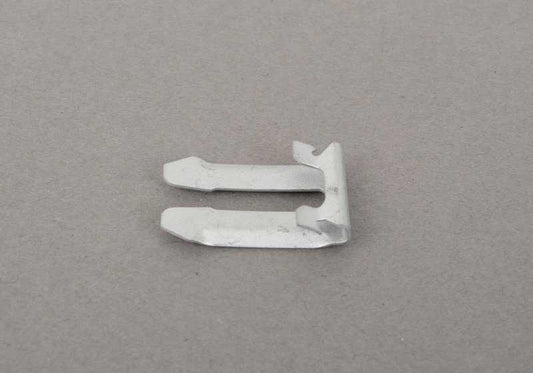 Clip de sujeción OEM 51258176479 para BMW E36 {318i, 318is, 320i}. Pieza original BMW. Ideal para fijaciones del sistema de capota eléctrica u otras sujeciones en carrocería.