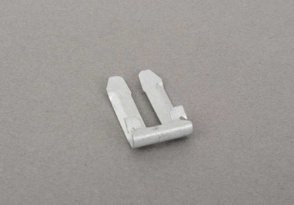 Clip de sujeción OEM 51258176479 para BMW E36 {318i, 318is, 320i}. Pieza original BMW. Ideal para fijaciones del sistema de capota eléctrica u otras sujeciones en carrocería.