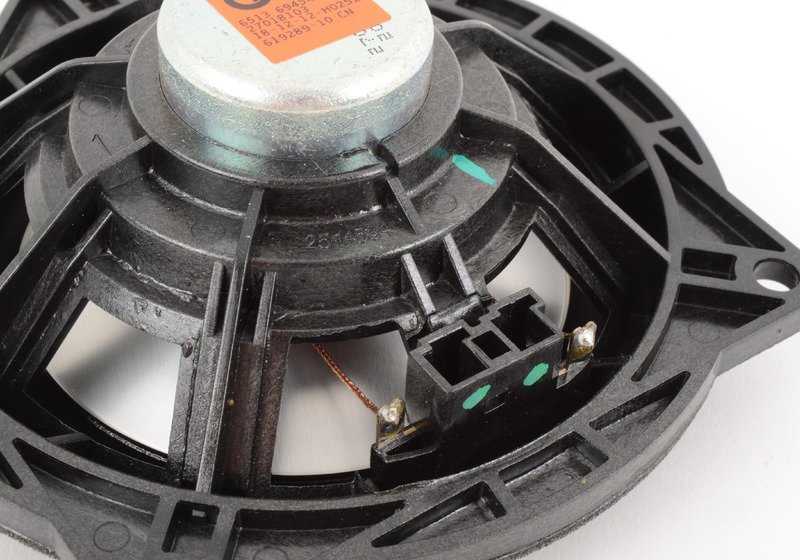 Altavoz central sistema Top HiFi OEM 65136945412 para BMW E81 (116d, 116i). Mejora el sonido del coche con este altavoz original BMW. Compatible con modelos de 2007 a 2011. Original BMW.