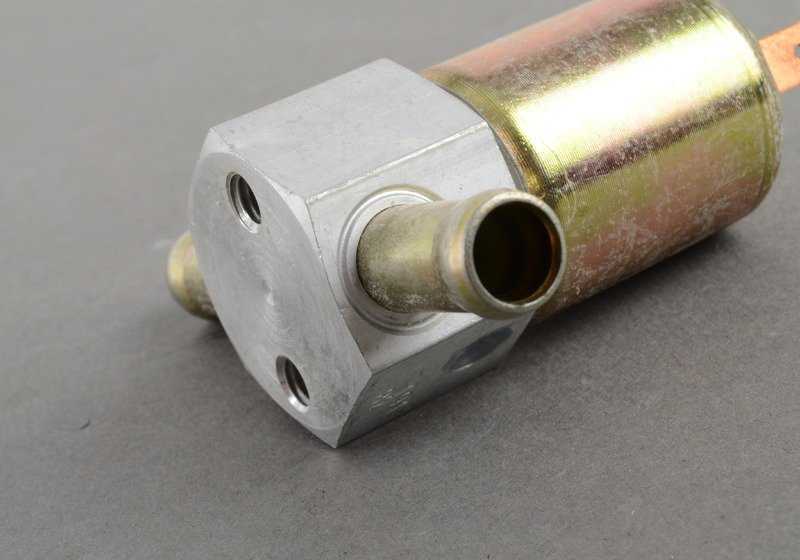 Zusätzliches Luftventil für BMW E12, E24, E23 (OEM 13641276163). Original BMW.