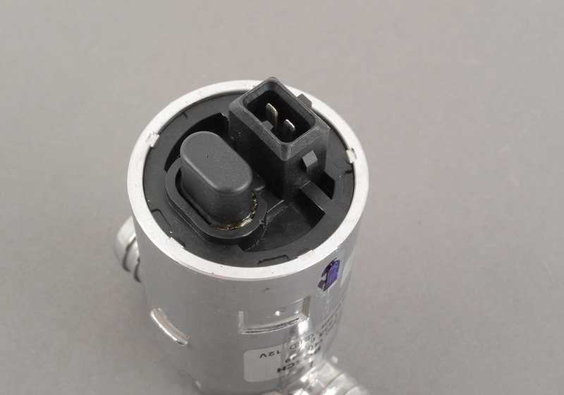 Válvula reguladora de ralentí en forma de T para BMW Serie 3 E30, E36, Serie 5 E34 (OEM 13411433627). Original BMW