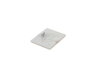 Tapón embellecedor OEM 51168149601 para BMW E34 518i, 520i, 525i (modelos compatibles con motores M43, M40, M50). Pieza original BMW. Ideal para la tapa de la carrocería en maletero.
