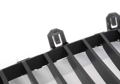 Rejilla decorativa izquierda negra OEM 51137027061 para BMW E60, E60N, E61, E61N. Original BMW.