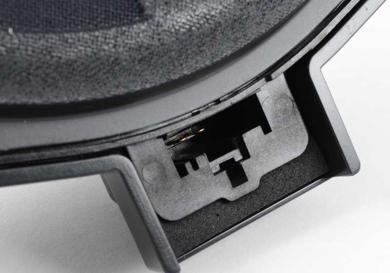 Altavoz central graves OEM 65137842196 para BMW E71, E72. Parte del sistema de sonido Individual Audio. Original BMW.