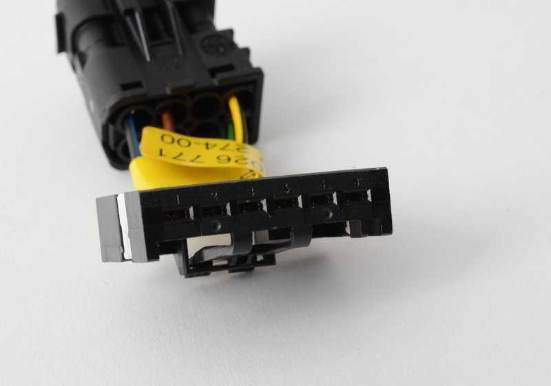 Cable adaptador luz trasera derecha OEM 63120026771 para BMW E39. Repuesto original BMW.