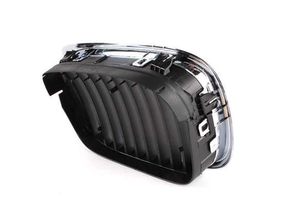 Rejilla decorativa izquierda cromada OEM 51132497261 para BMW E39 535i y 540i (modelos desde 1996 hasta 2003). Original BMW.
