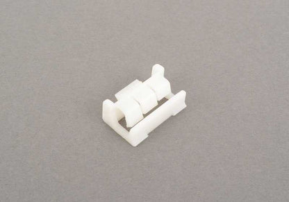 Clip sujeción modellatura esterna OEM 51138253271 per BMW E46 (316i Modelli, 318d) dal 2002 al 2005. BMW originale.