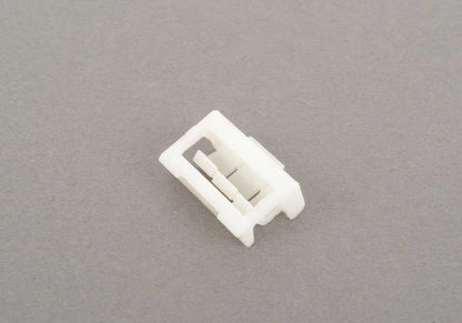 Clip sujeción modellatura esterna OEM 51138253271 per BMW E46 (316i Modelli, 318d) dal 2002 al 2005. BMW originale.